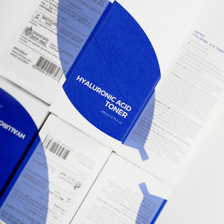 Isntree-Hyaluronic-Acid-Toner-Hydrating-Toner-with-Hyaluronic-Acid-200ml